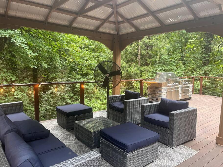 Serene Oasis Getaway With Sauna And A Swim Spa. Portland Kültér fotó